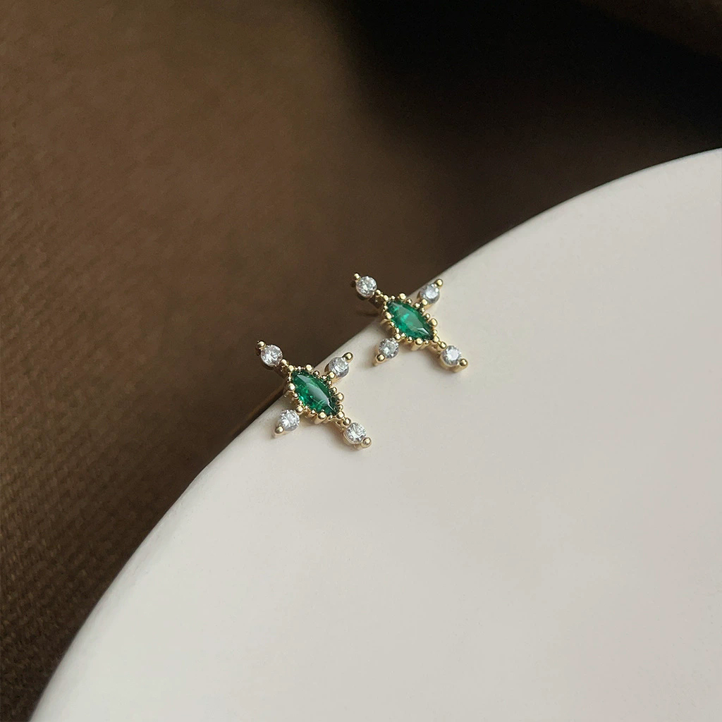 Light luxury medieval style emerald earrings with silver needles