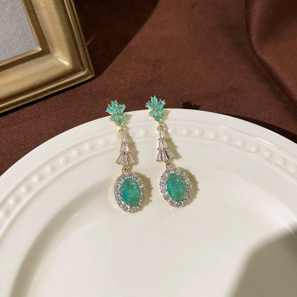 Light luxury medieval style emerald earrings with silver needles