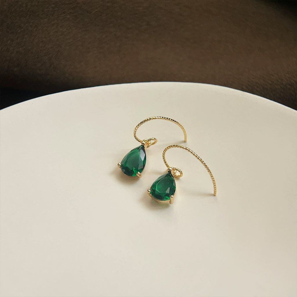 Light luxury medieval style emerald earrings with silver needles