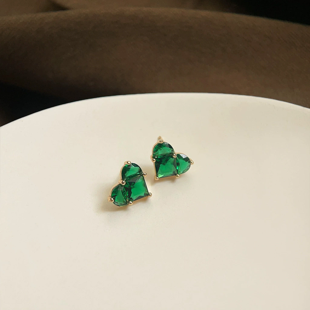 Light luxury medieval style emerald earrings with silver needles