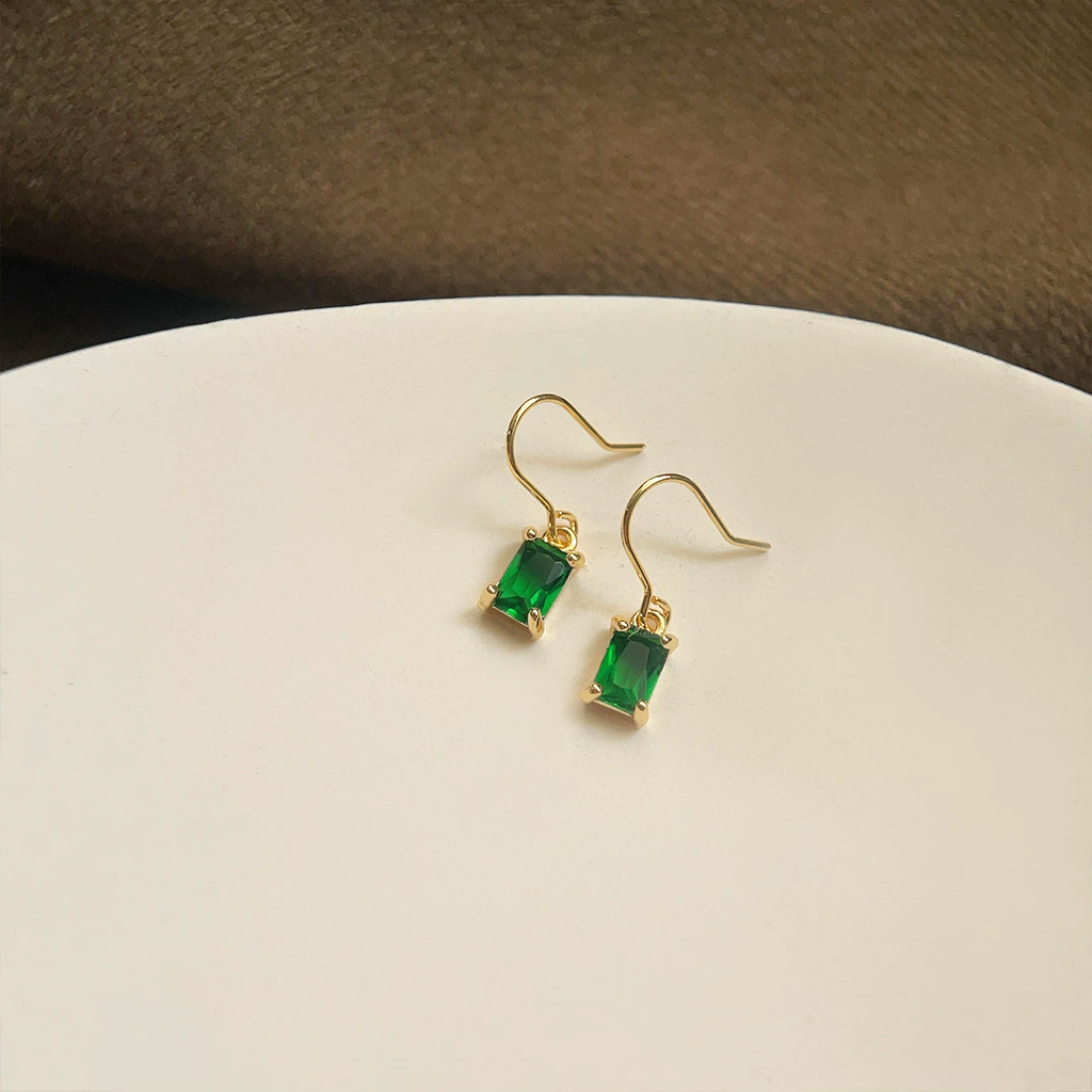 Light luxury medieval style emerald earrings with silver needles