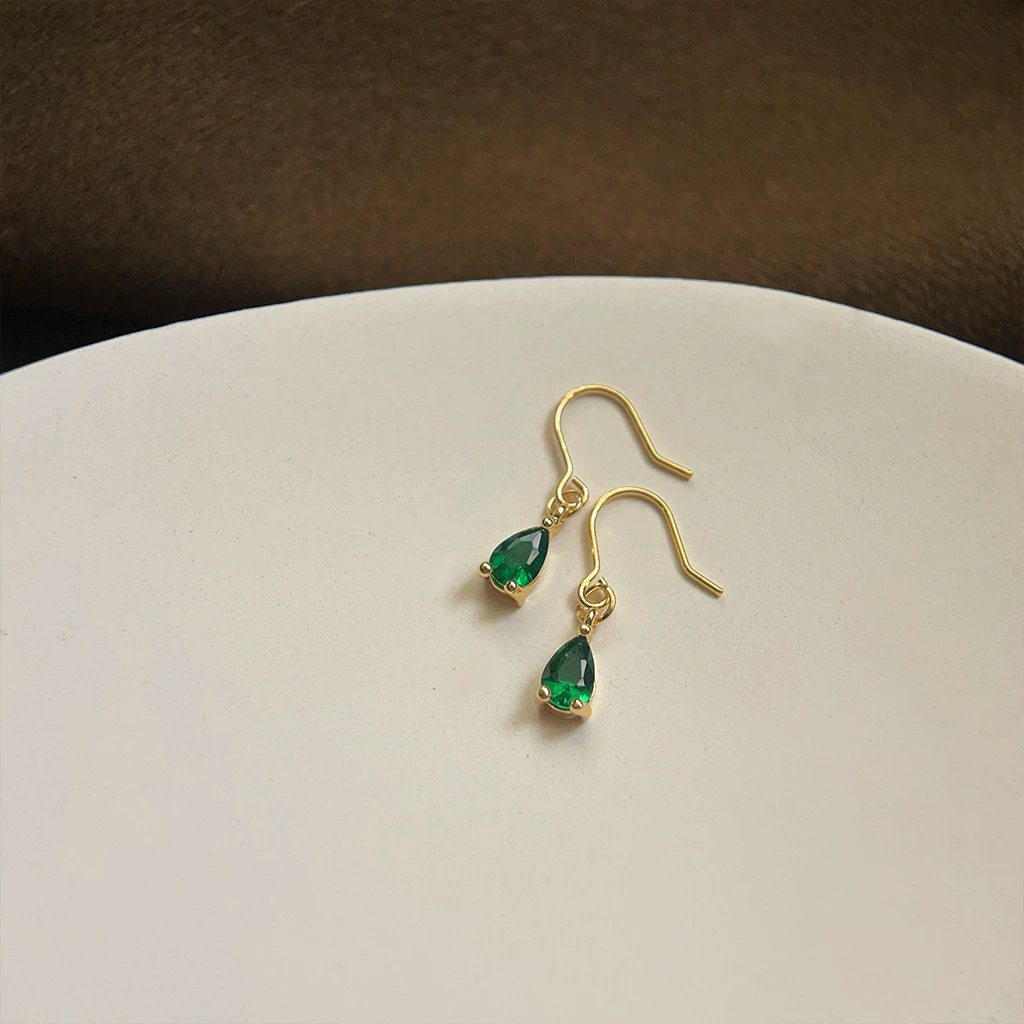 Light luxury medieval style emerald earrings with silver needles