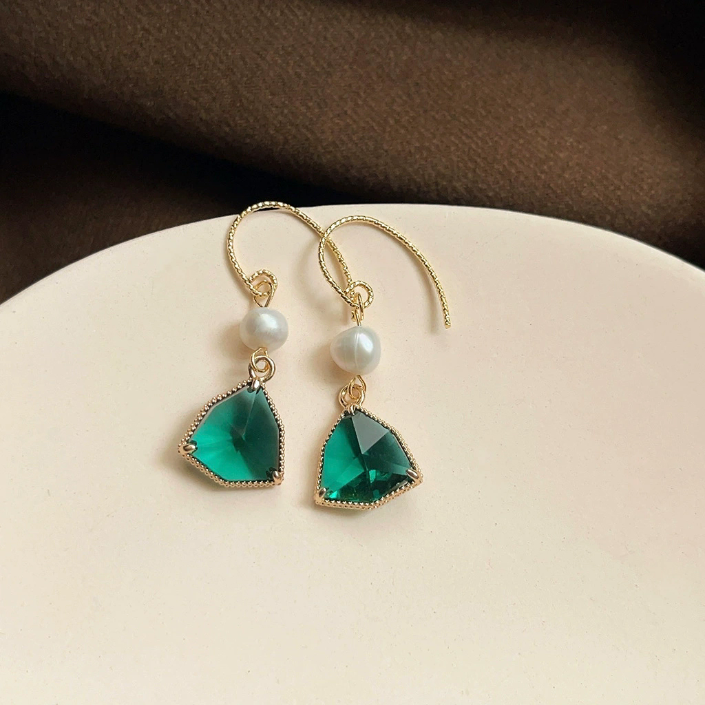 Light luxury medieval style emerald earrings with silver needles