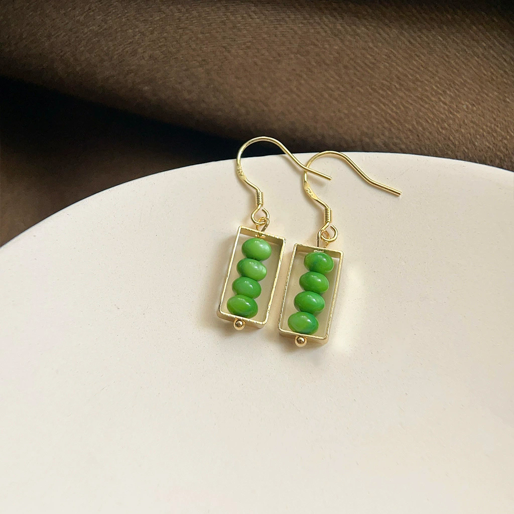 Light luxury medieval style emerald earrings with silver needles